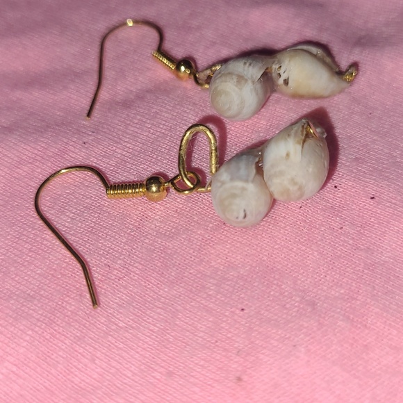Shell earrings - Picture 3 of 3